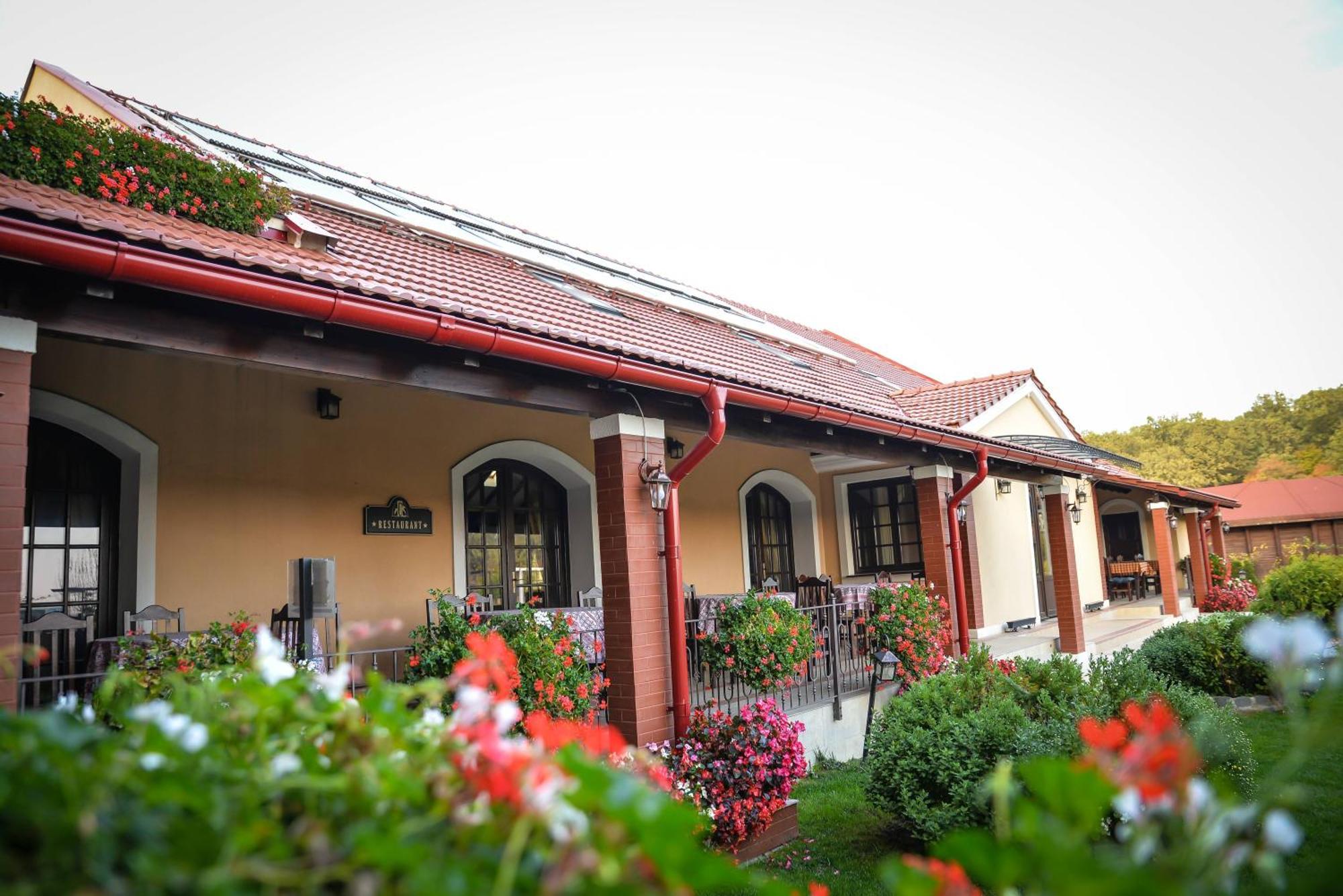 Popasul Caprioarei Hotel Padureni Exterior photo